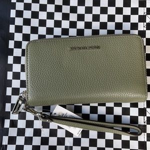 Michael Kors Jet Set Travel Lg Flat Multifunctional Phone Case-Wristlet-Wallet